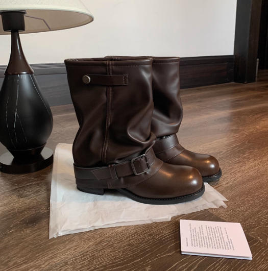 💕新品上架【梨花瑪雅】熱賣推薦👍寬管皺褶釦帶隱形增高4.5CM顯細長腿真皮圓楦頭短靴(2色)