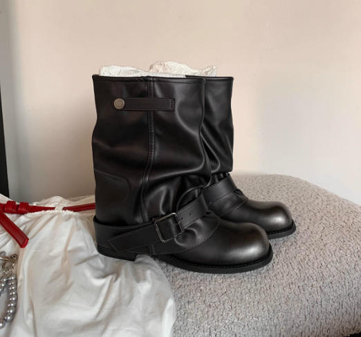 💕新品上架【梨花瑪雅】熱賣推薦👍寬管皺褶釦帶隱形增高4.5CM顯細長腿真皮圓楦頭短靴(2色)