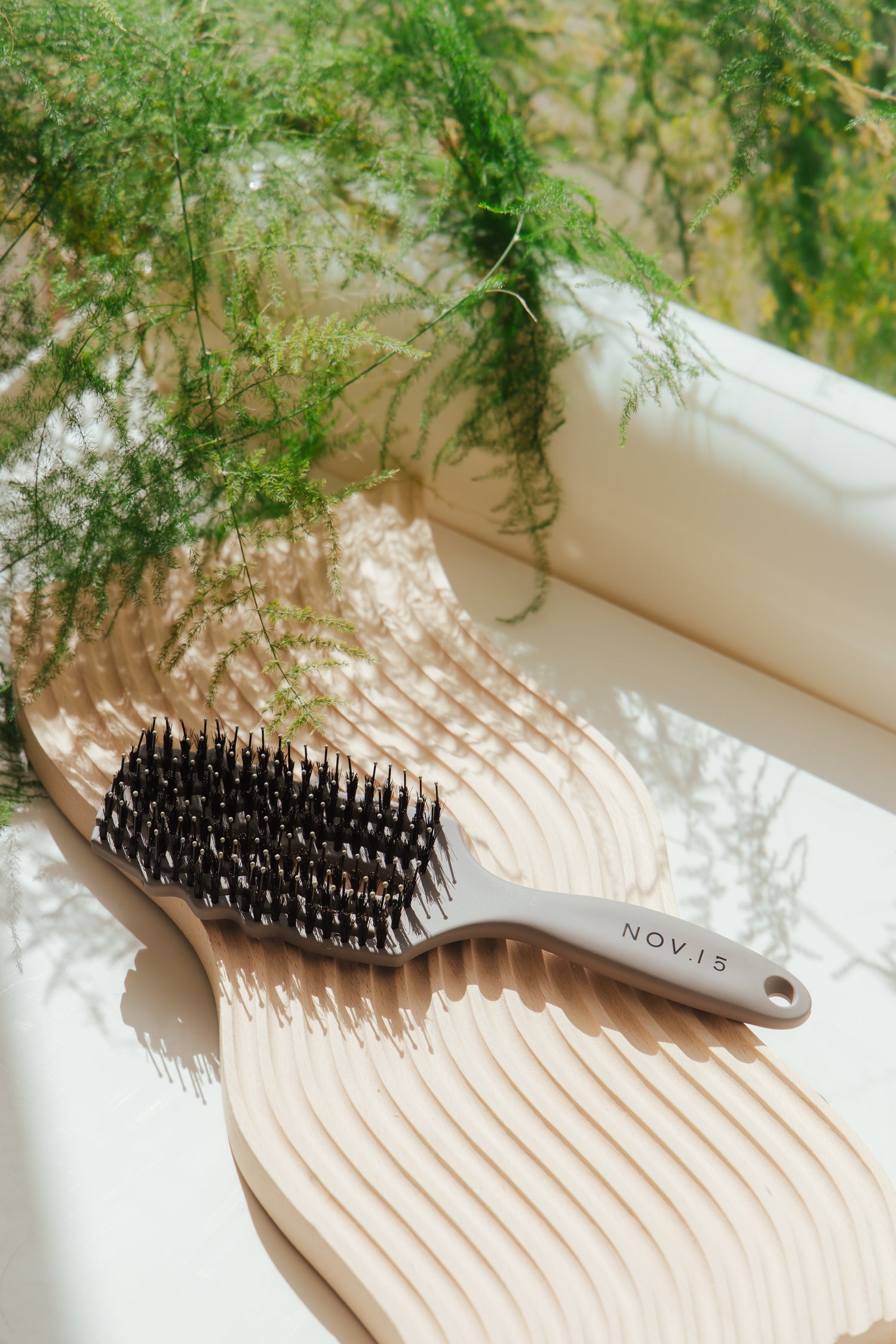 NOV.15 滑順抗打結柔彈豬鬃毛蓬鬆高顱頂造型梳(獨家販售)