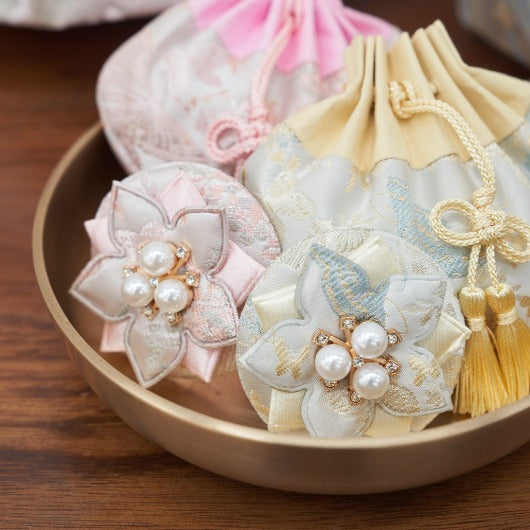 韓國新品上架【梨花娘】🐾BAILEY 🐶甜美韓服公主花漾珍珠寵物髮夾(2色)