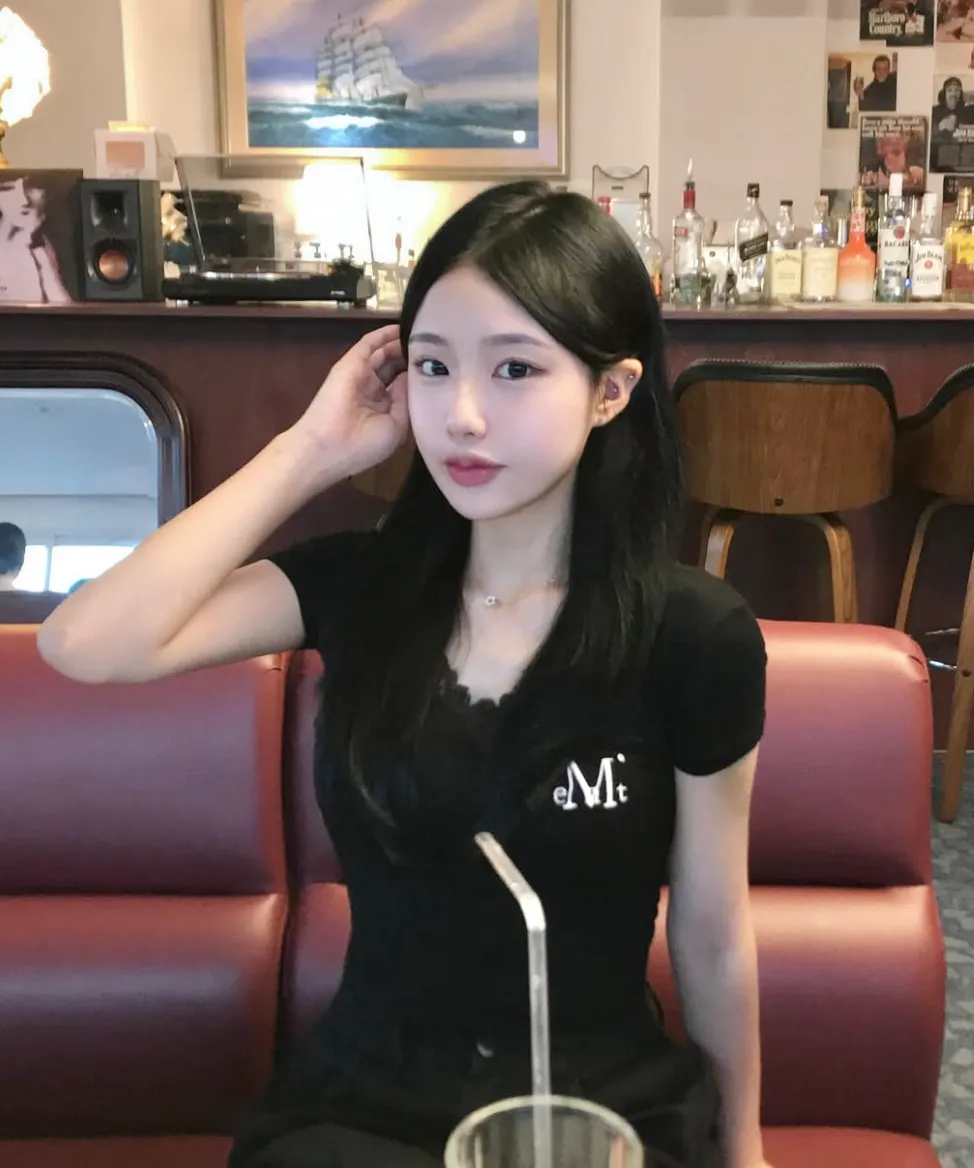 🆕新品上架 💖韓國暢銷品牌MÜCENT V領蕾絲刺繡LOGO修身圓弧下擺短版 T-shirt(3色)