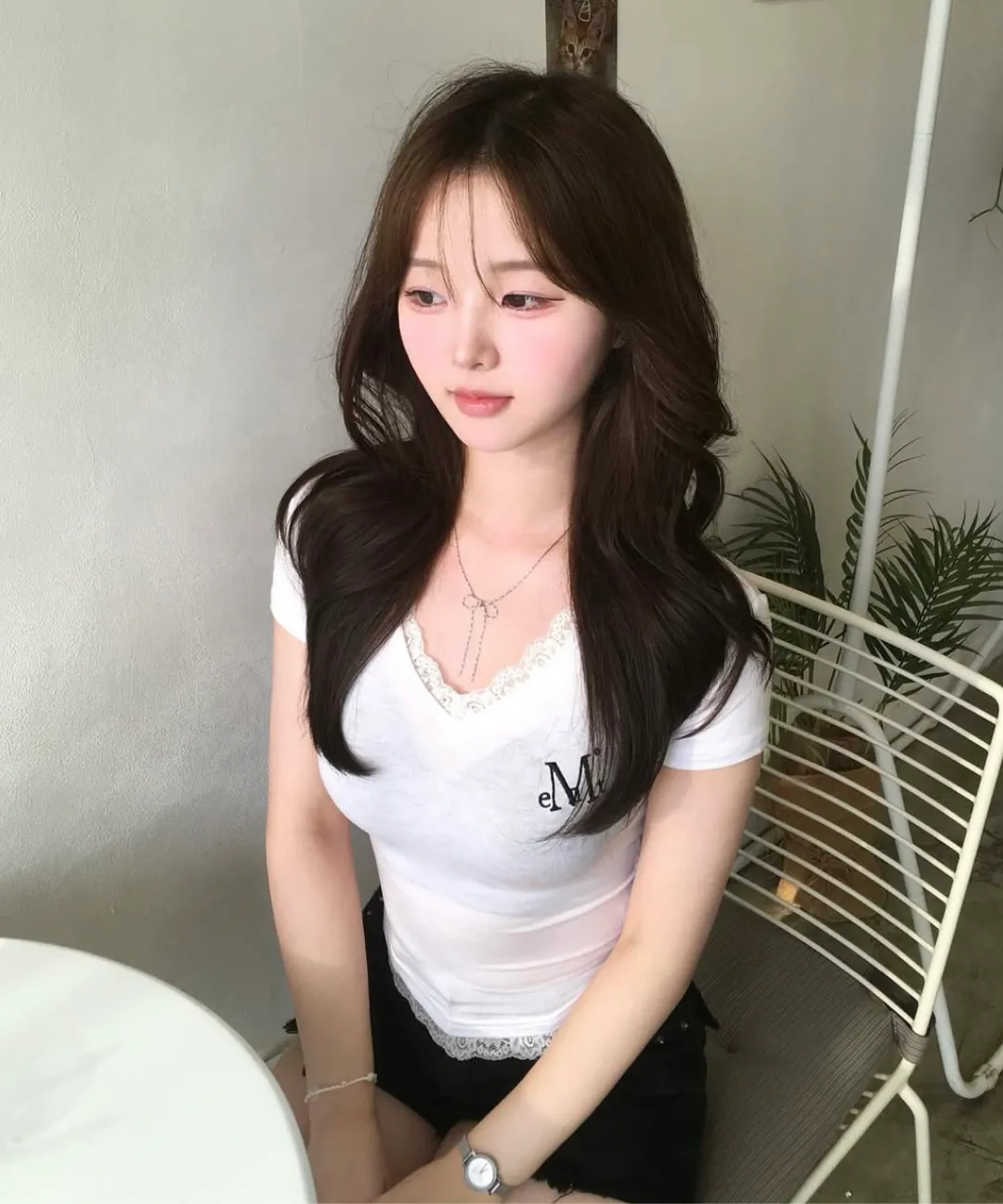 🆕新品上架 💖韓國暢銷品牌MÜCENT V領蕾絲刺繡LOGO修身圓弧下擺短版 T-shirt(3色)