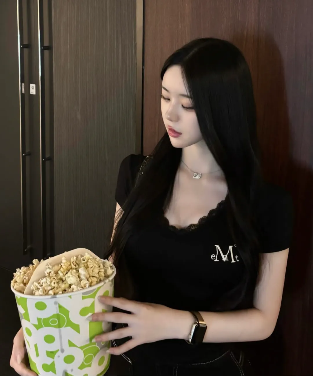 🆕新品上架 💖韓國暢銷品牌MÜCENT V領蕾絲刺繡LOGO修身圓弧下擺短版 T-shirt(3色)