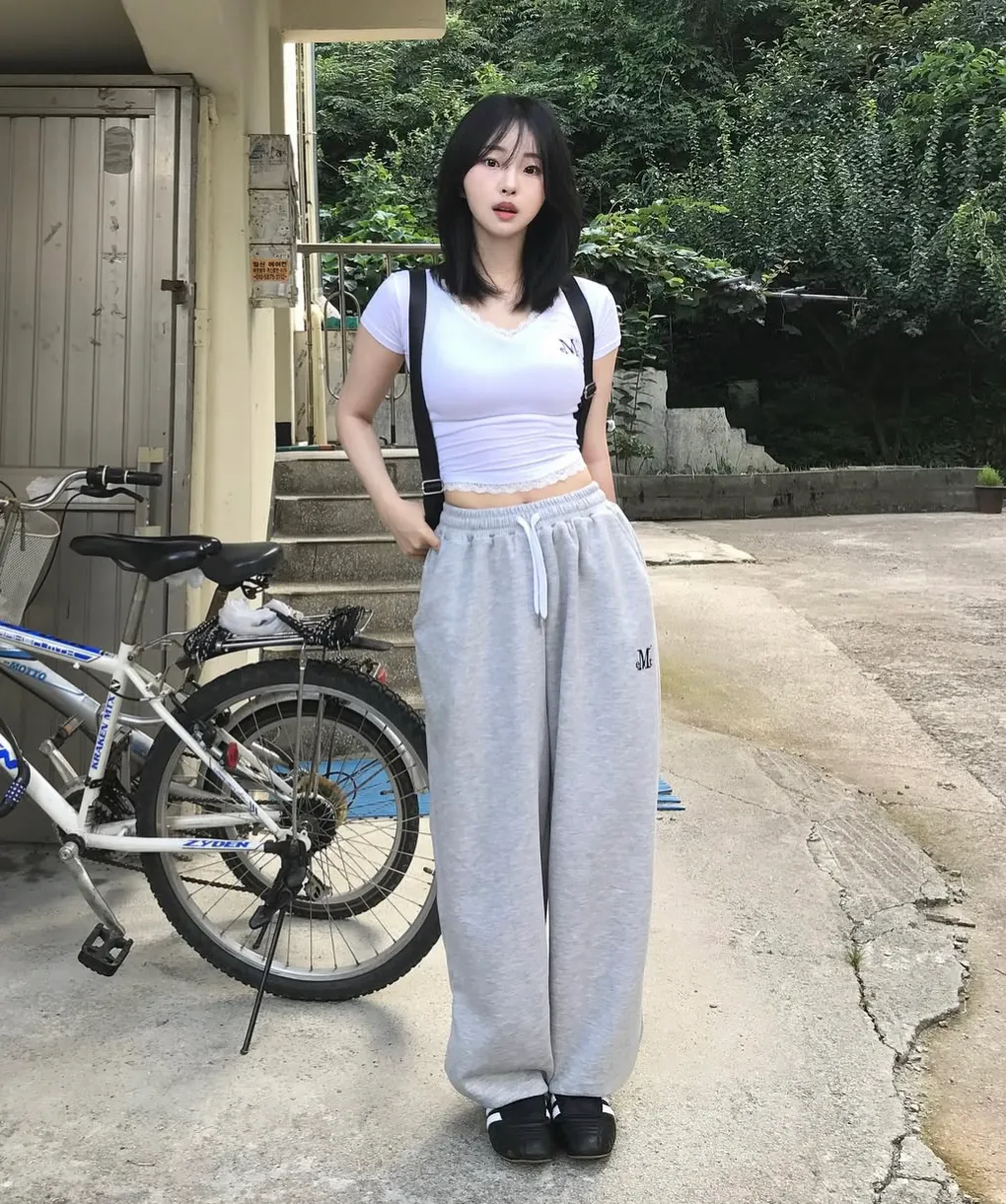 🆕新品上架 💖韓國暢銷品牌MÜCENT V領蕾絲刺繡LOGO修身圓弧下擺短版 T-shirt(3色)