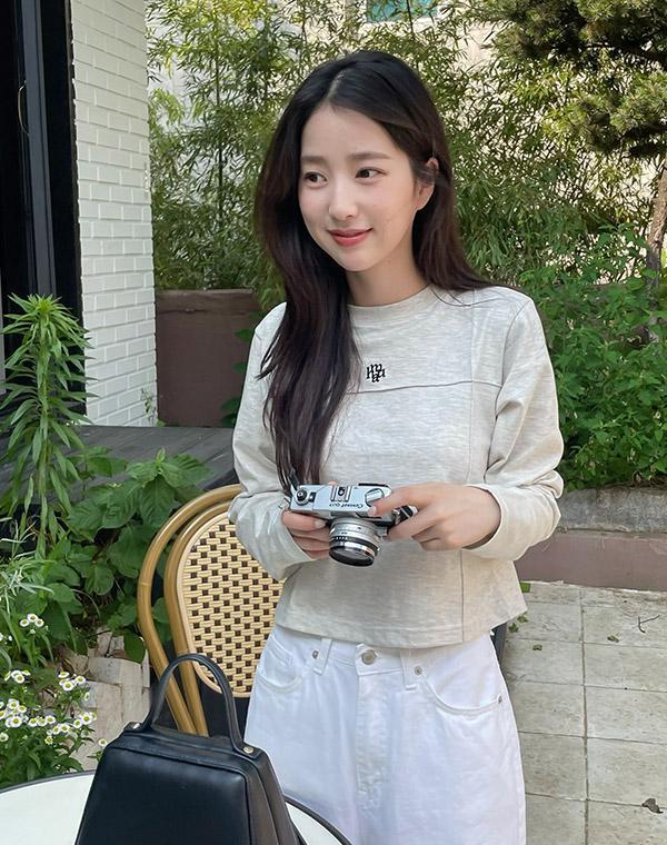 Korean muahmuah embroidered logo 3D line thin long-sleeved T-shirt (ready in stock)