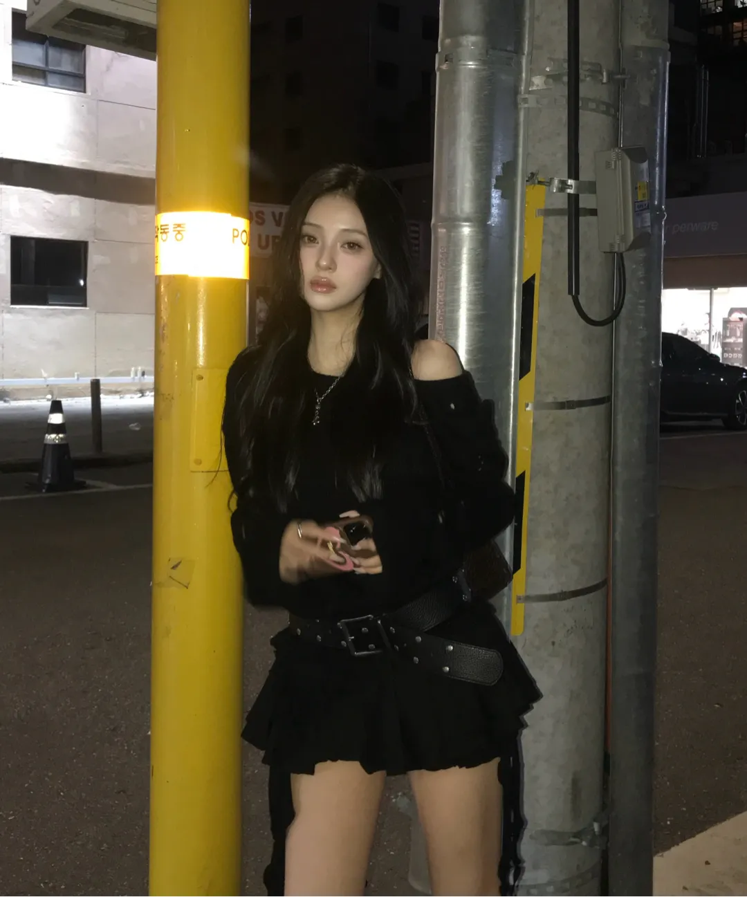 💖韓國暢銷品牌KHAKIPOINT🆕新品上架 甜酷系金屬標下擺不對稱荷葉邊細肩帶上衣(3色)