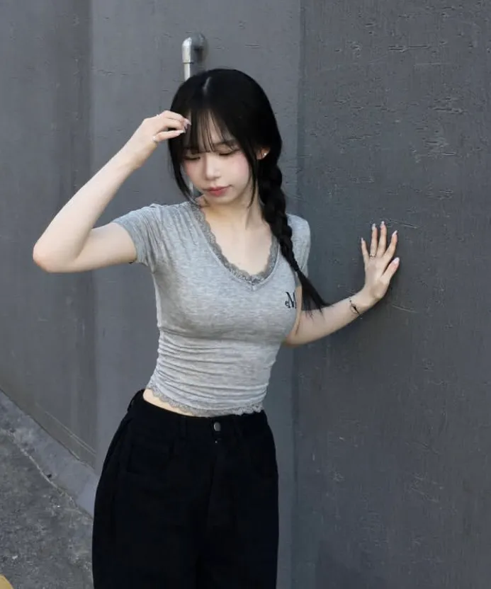 🆕新品上架 💖韓國暢銷品牌MÜCENT V領蕾絲刺繡LOGO修身圓弧下擺短版 T-shirt(3色)