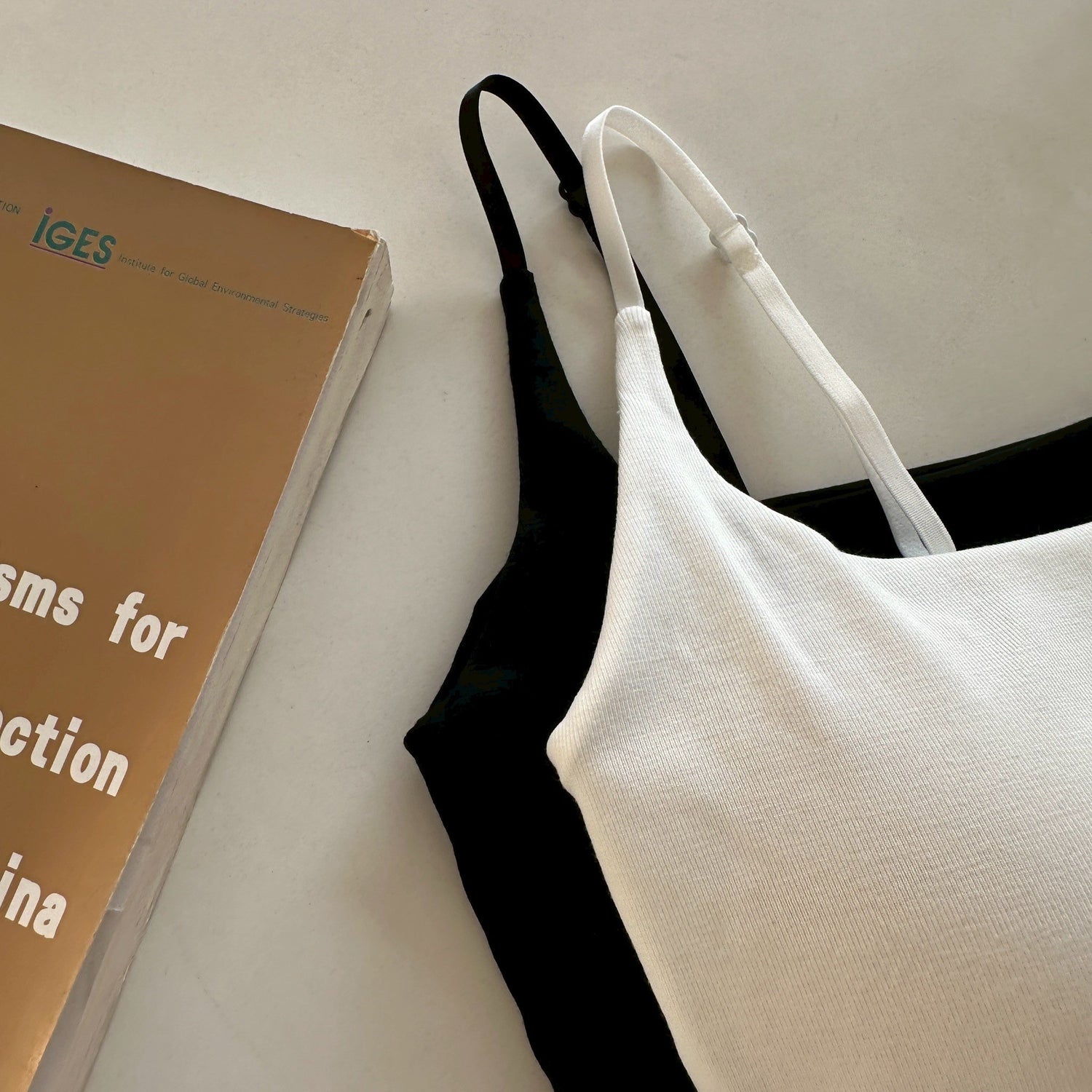 新品上架💖經典百搭超舒適莫代爾細肩帶完美包覆胸墊小可愛背心(肩帶可調)