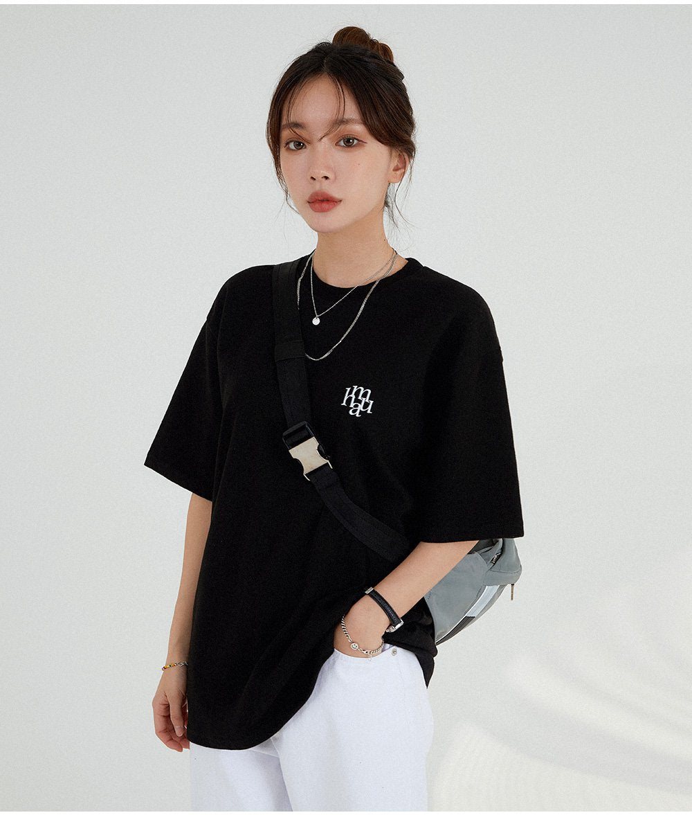 무아무아 텍스트 패턴 로고 반팔 티셔츠