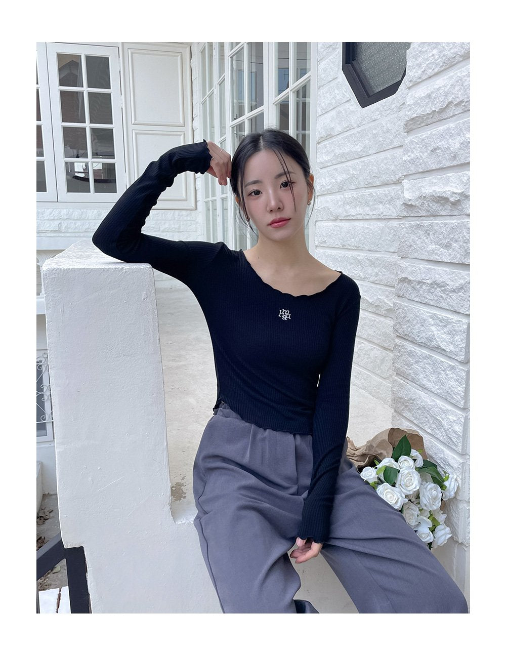 韓國 muahmuah 刺繡LOGO  修身露臍 荷葉邊U領薄長袖T恤  (現貨+預購)