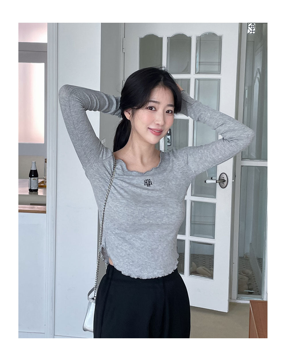 韓國 muahmuah 刺繡LOGO  修身露臍 荷葉邊U領薄長袖T恤  (現貨+預購)