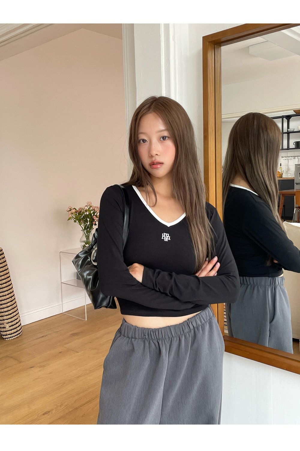 韓國 muahmuah 刺繡LOGO  V領撞色短版合身長袖T恤 (現貨+預購)