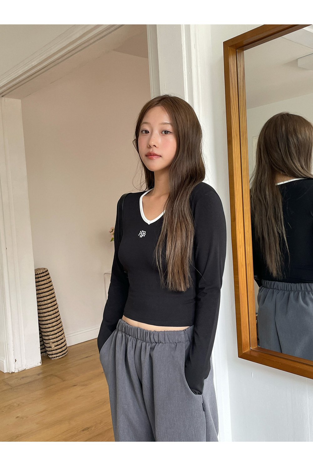 韓國 muahmuah 刺繡LOGO  V領撞色短版合身長袖T恤 (現貨+預購)