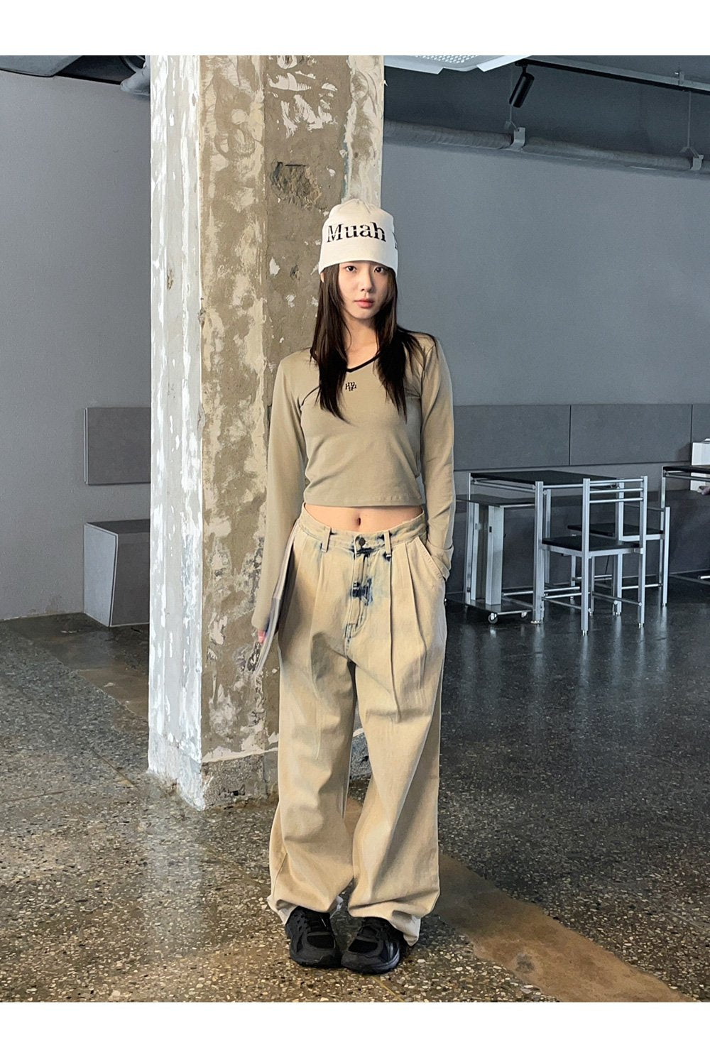 韓國 muahmuah 刺繡LOGO  V領撞色短版合身長袖T恤 (現貨+預購)