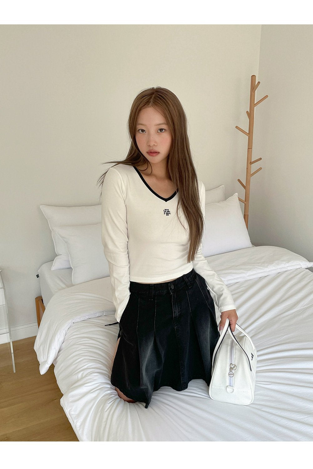 韓國 muahmuah 刺繡LOGO  V領撞色短版合身長袖T恤 (現貨+預購)
