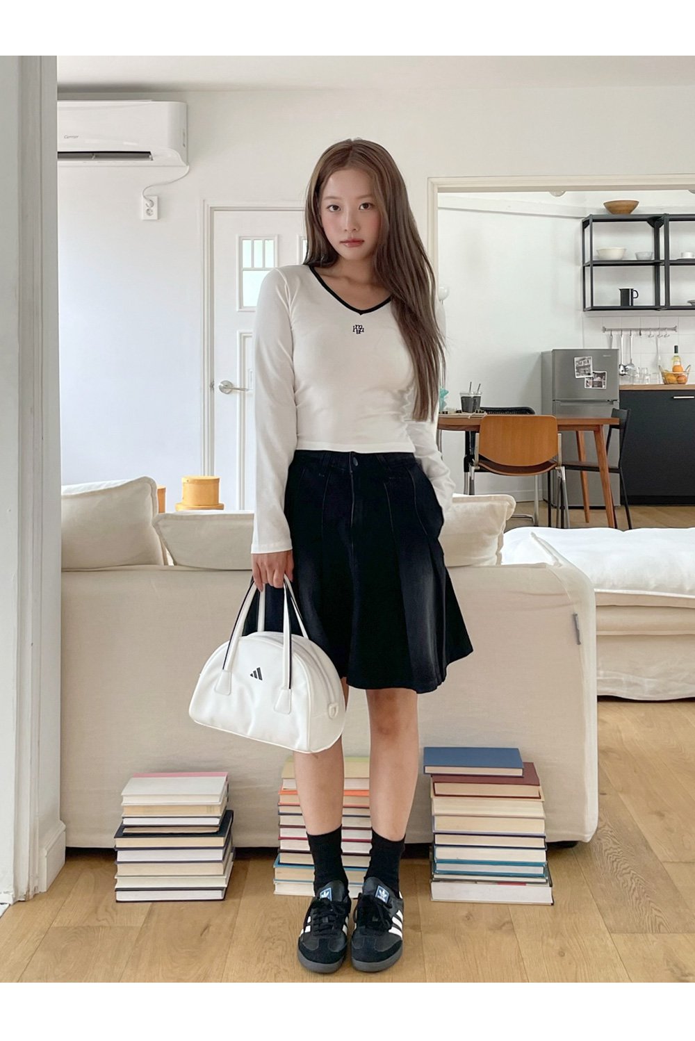 韓國 muahmuah 刺繡LOGO  V領撞色短版合身長袖T恤 (現貨+預購)