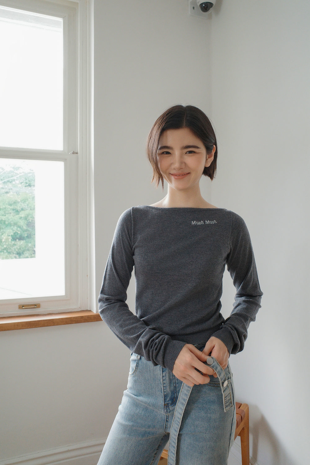 💕韓國 muahmuah 秋款新品 刺繡LOGO一字領薄針織修身上衣 (現貨+預購)