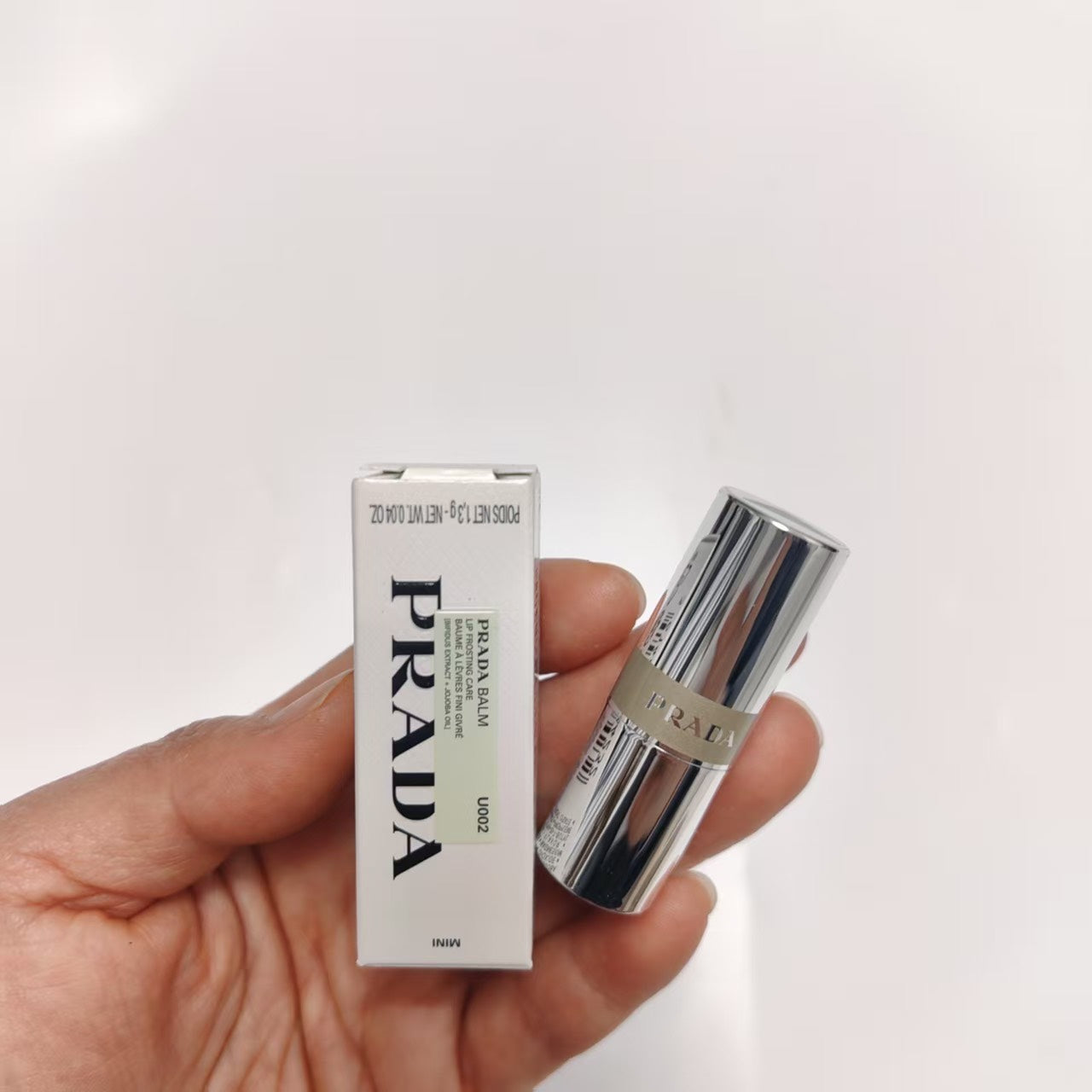 💜新品上架【梨花娘】💖PRADA U002保濕長效自然吸金香蕉黃潤色護唇膏1.3g 單入體驗版💖限量40支