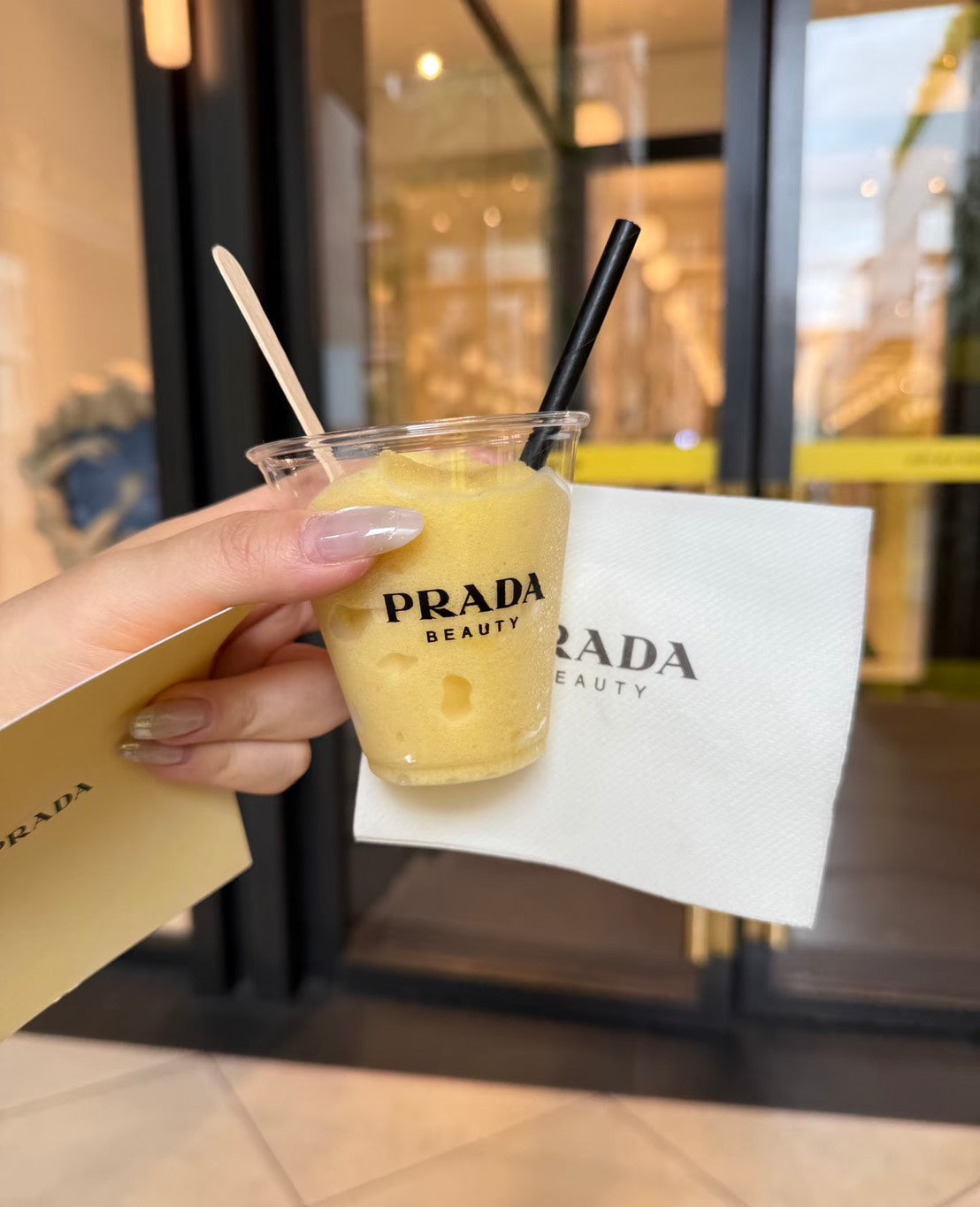 💜新品上架【梨花娘】💖PRADA U002保濕長效自然吸金香蕉黃潤色護唇膏1.3g 單入體驗版💖限量40支