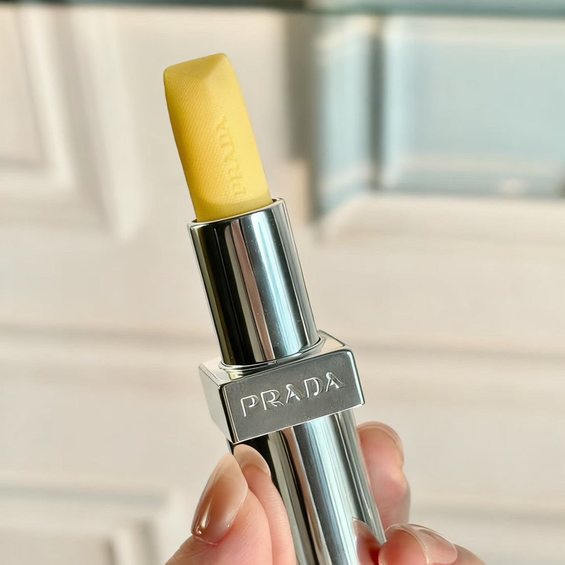 💜新品上架【梨花娘】💖PRADA U002保濕長效自然吸金香蕉黃潤色護唇膏1.3g 單入體驗版💖限量40支