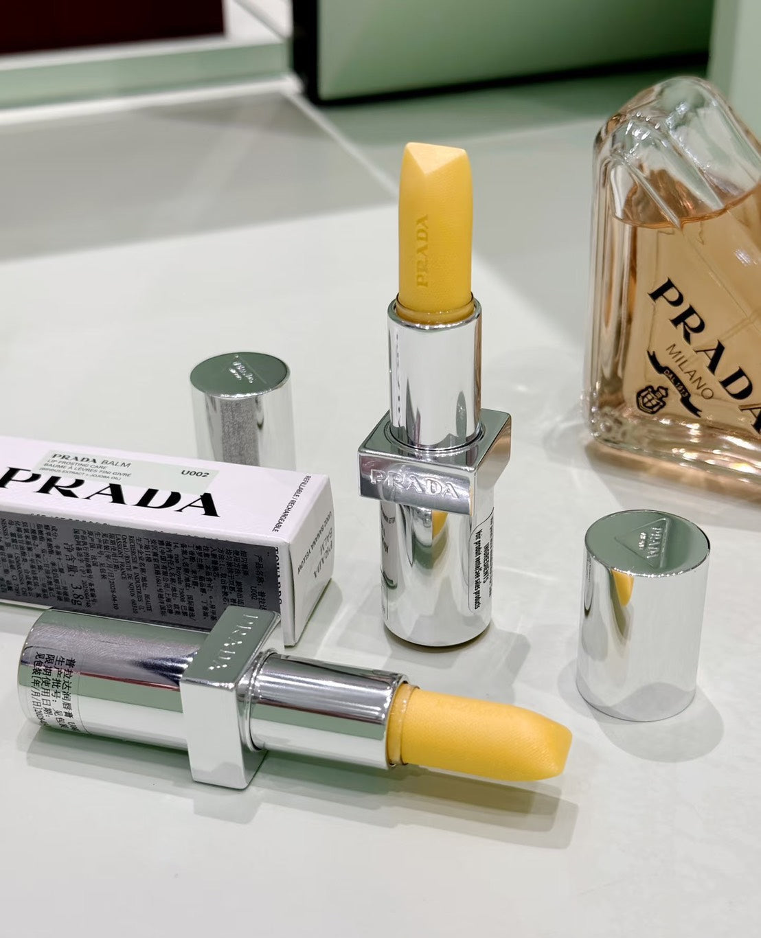 💜新品上架【梨花娘】💖PRADA U002保濕長效自然吸金香蕉黃潤色護唇膏1.3g 單入體驗版💖限量40支