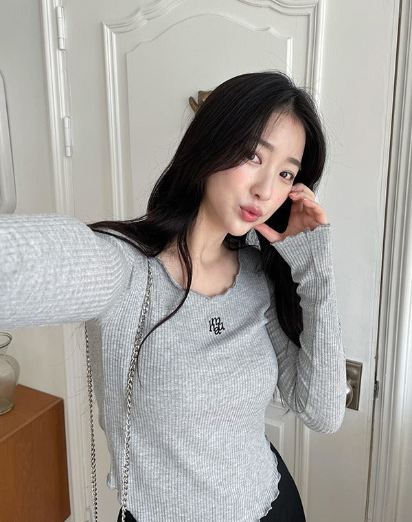 韓國 muahmuah 刺繡LOGO  修身露臍 荷葉邊U領薄長袖T恤  (現貨+預購)