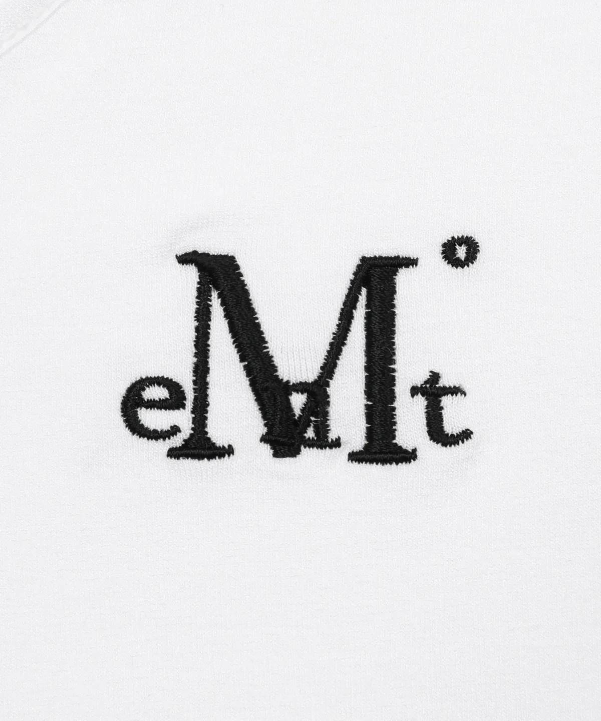 🆕新品上架 💖韓國暢銷品牌MÜCENT V領蕾絲刺繡LOGO修身圓弧下擺短版 T-shirt(3色)