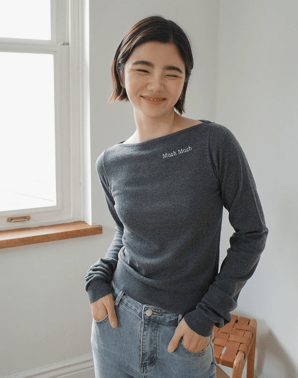 💕韓國 muahmuah 秋款新品 刺繡LOGO一字領薄針織修身上衣 (現貨+預購)