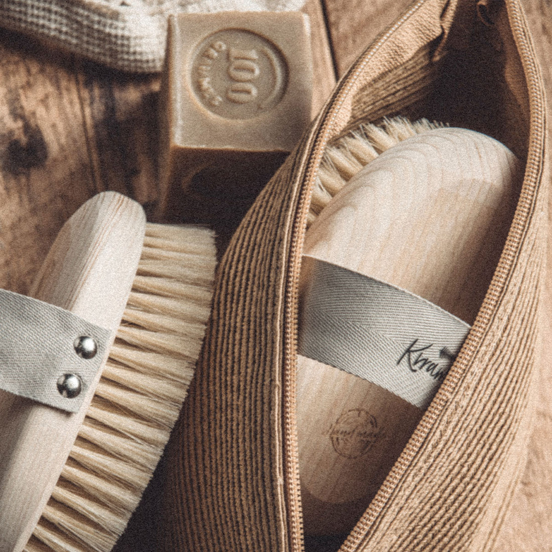 美國 Krramel檜木香氛猪鬃消除水腫美膚美體脂肪刷去橘皮去角質乾刷 (乾濕兩用)  (現貨+預購)