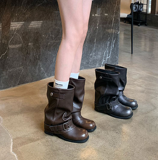 💕新品上架【梨花瑪雅】熱賣推薦👍寬管皺褶釦帶隱形增高4.5CM顯細長腿真皮圓楦頭短靴(2色)