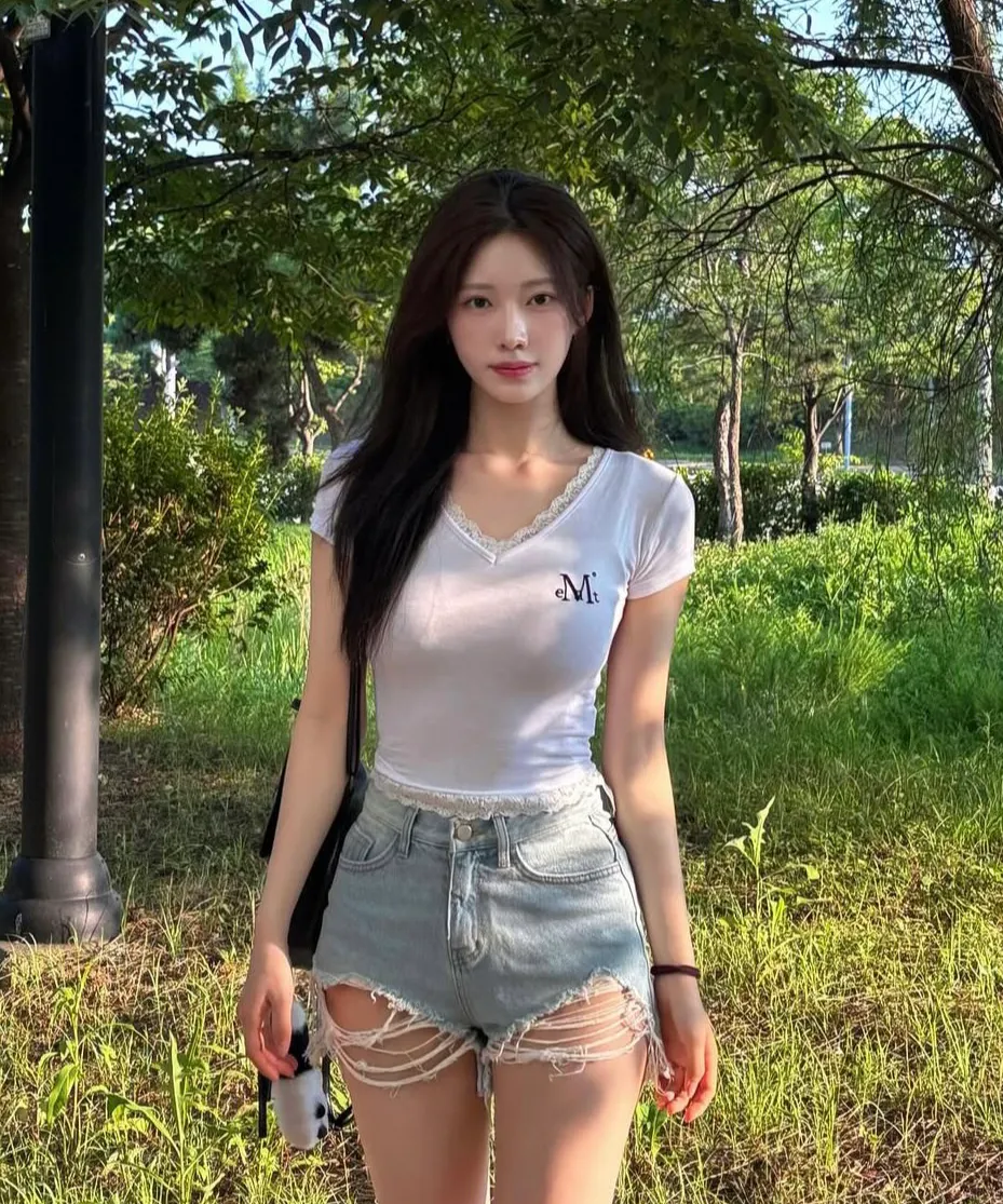 🆕新品上架 💖韓國暢銷品牌MÜCENT V領蕾絲刺繡LOGO修身圓弧下擺短版 T-shirt(3色)