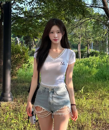 🆕新品上架 💖韓國暢銷品牌MÜCENT V領蕾絲刺繡LOGO修身圓弧下擺短版 T-shirt(3色)