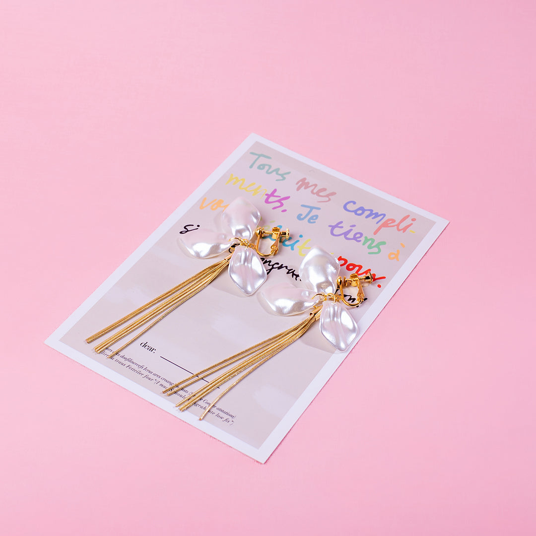 💖新品上架【梨花瑪雅】實拍選品法式優雅仿珍珠花瓣流蘇金色耳環(針式，夾式)