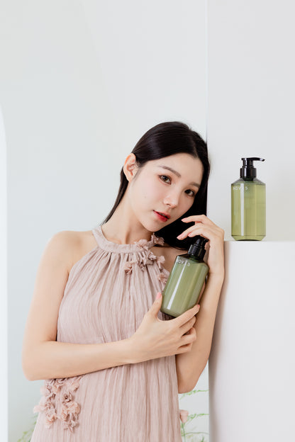夏日必備清涼除臭護理組✨NOV.15曠野綠茵茶樹舒緩洗髮精500ml+散沫花萃活氧復甦護髮乳500ml+洋甘菊頭皮去角質泥50ml/3支