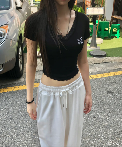 🆕新品上架 💖韓國暢銷品牌MÜCENT V領蕾絲刺繡LOGO修身圓弧下擺短版 T-shirt(3色)