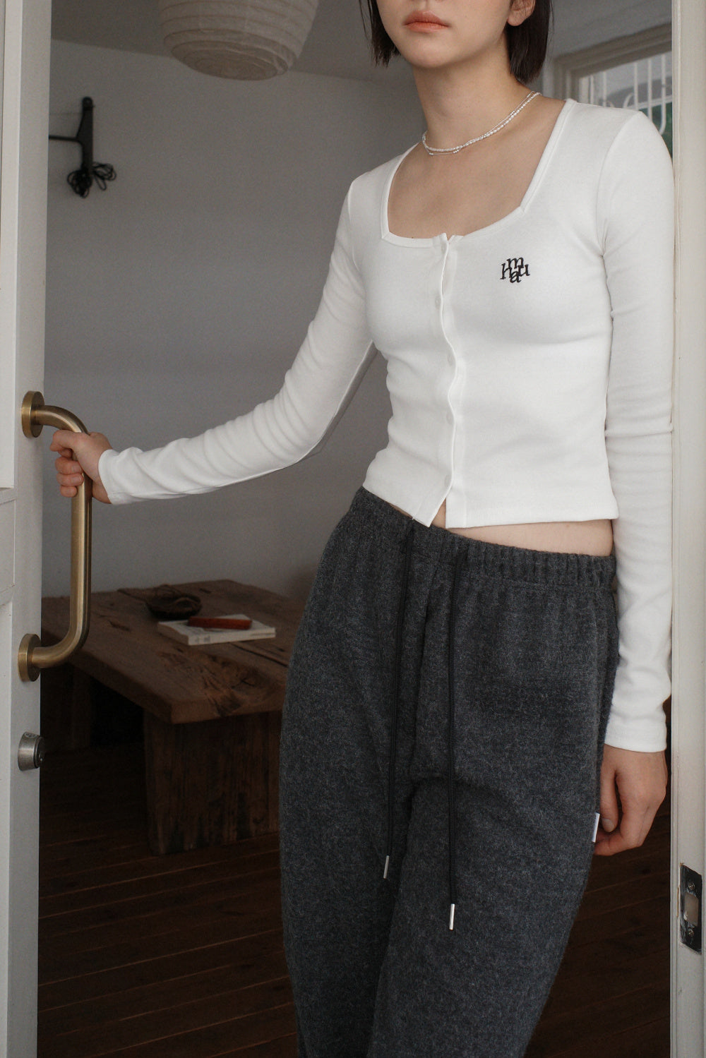 💖韓國 muahmuah 秋款新品💖方領修身短款刺繡LOGO開襟衫(現貨+預購)