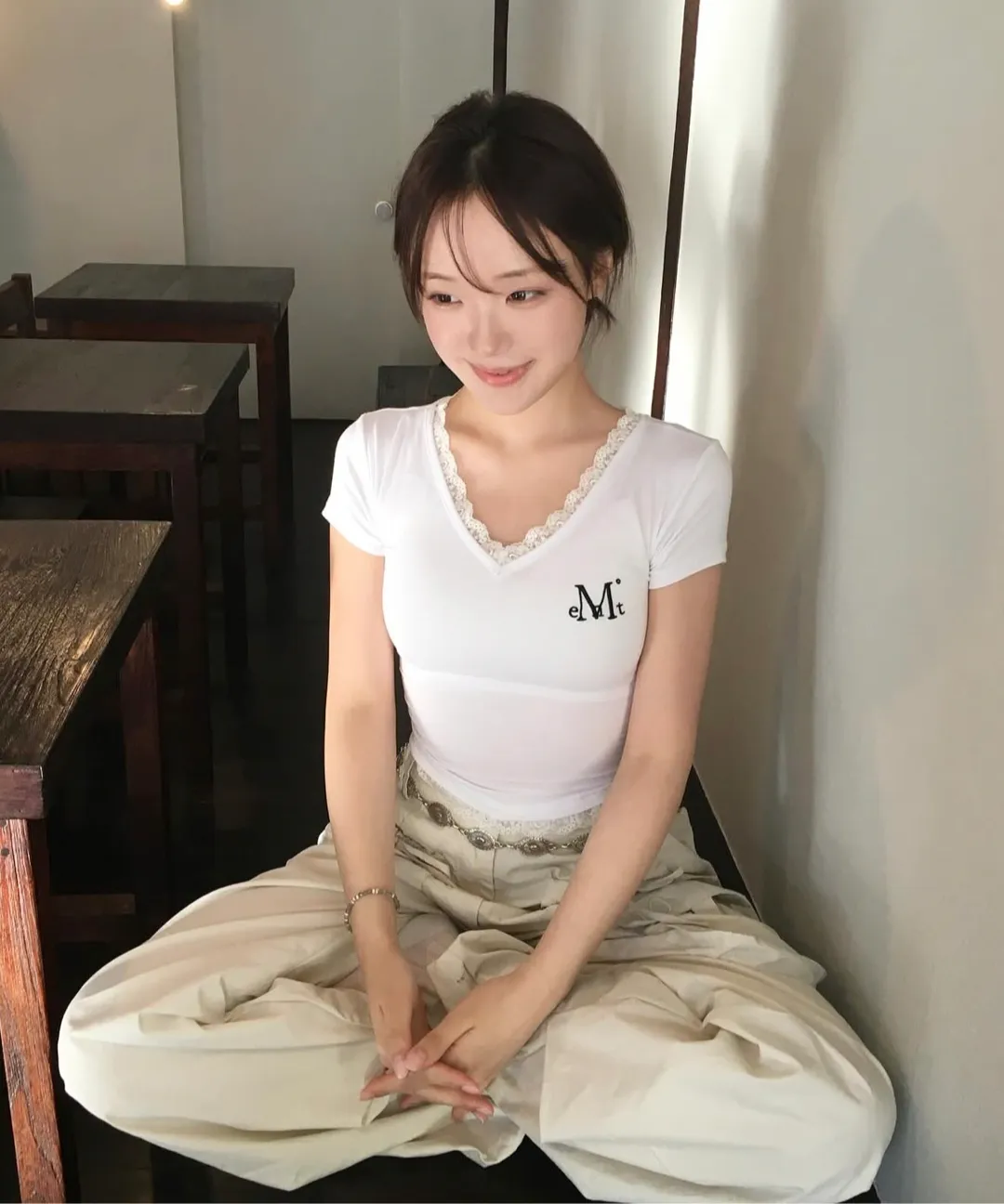 🆕新品上架 💖韓國暢銷品牌MÜCENT V領蕾絲刺繡LOGO修身圓弧下擺短版 T-shirt(3色)