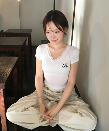 🆕新品上架 💖韓國暢銷品牌MÜCENT V領蕾絲刺繡LOGO修身圓弧下擺短版 T-shirt(3色)