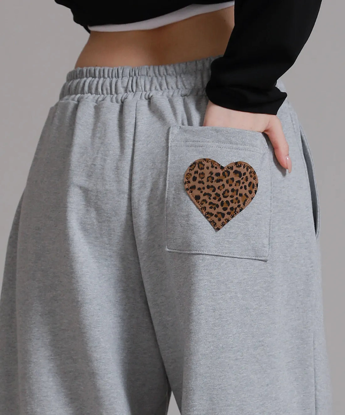 💕新品上架【梨花娘】韓國🔥LIKE THE MOST愛心豹紋口袋細褶運動休閒寬管褲 (2色)
