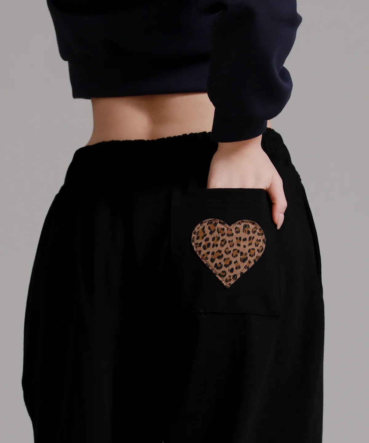 💕新品上架【梨花娘】韓國🔥LIKE THE MOST愛心豹紋口袋細褶運動休閒寬管褲 (2色)