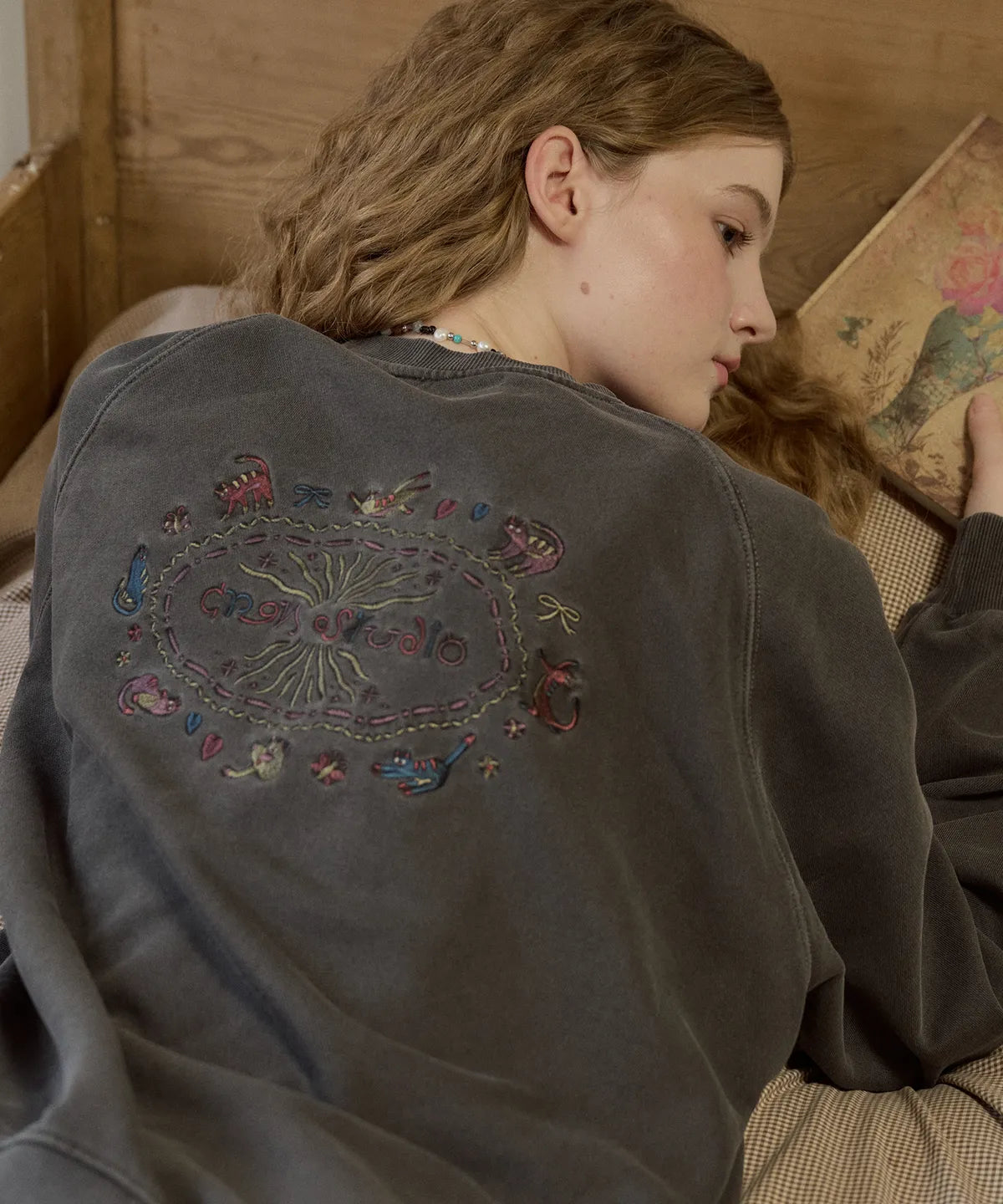 🆕新品上架💖【梨花娘】 韓國🔥TOP.1熱賣潮流CPGN STUD貓咪精緻刺繡斜肩休閒大學T (2色) 男女皆宜