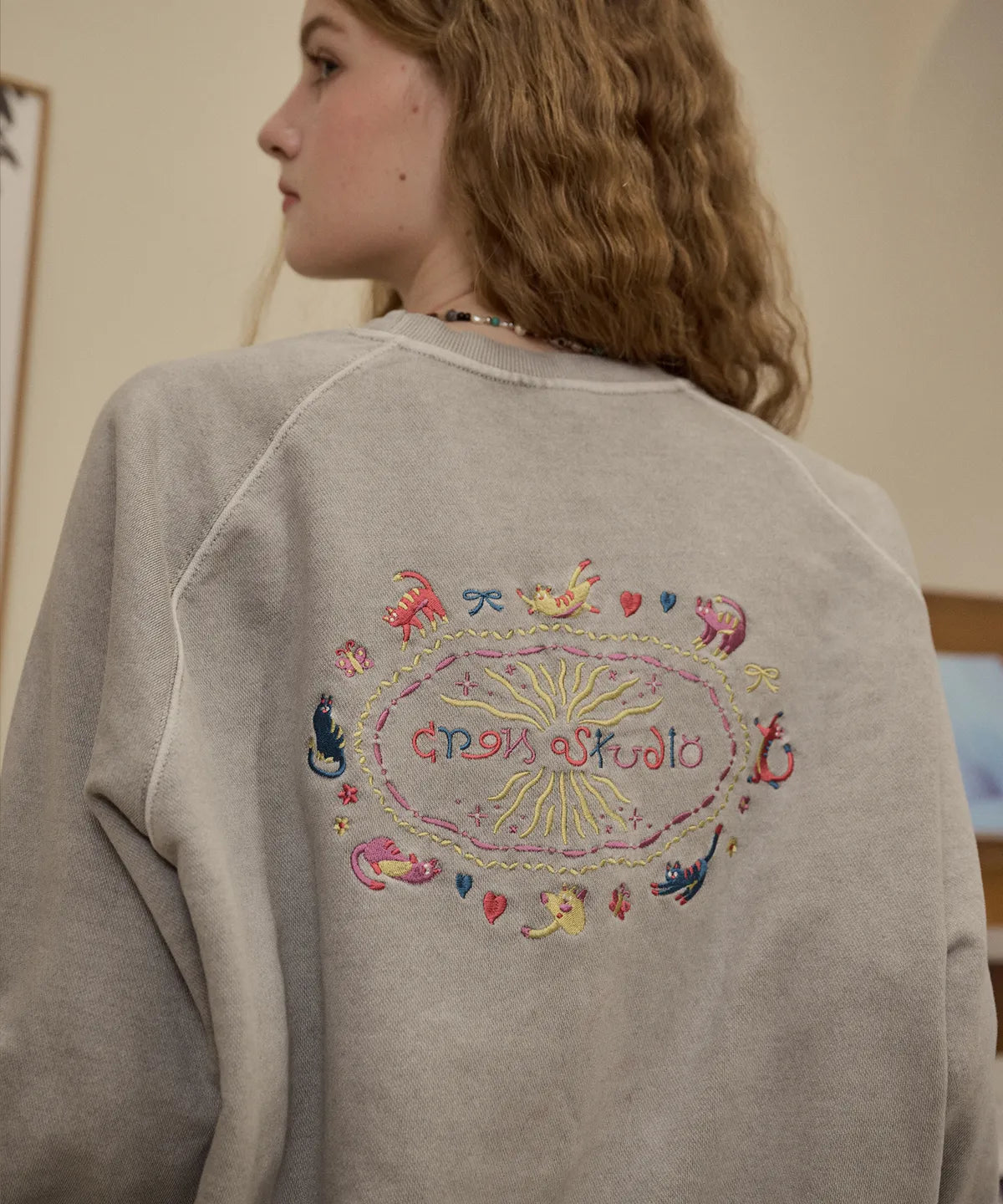 🆕新品上架💖【梨花娘】 韓國🔥TOP.1熱賣潮流CPGN STUD貓咪精緻刺繡斜肩休閒大學T (2色) 男女皆宜