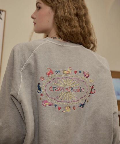 🆕新品上架💖【梨花娘】 韓國🔥TOP.1熱賣潮流CPGN STUD貓咪精緻刺繡斜肩休閒大學T (2色) 男女皆宜