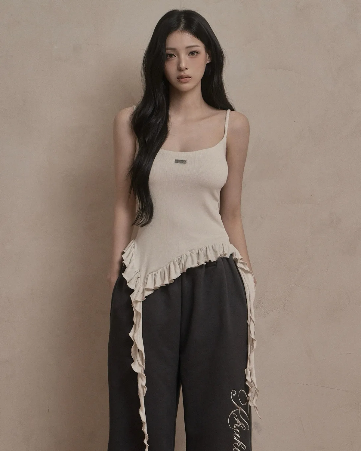 💖韓國暢銷品牌KHAKIPOINT🆕新品上架 甜酷系金屬標下擺不對稱荷葉邊細肩帶上衣(3色)