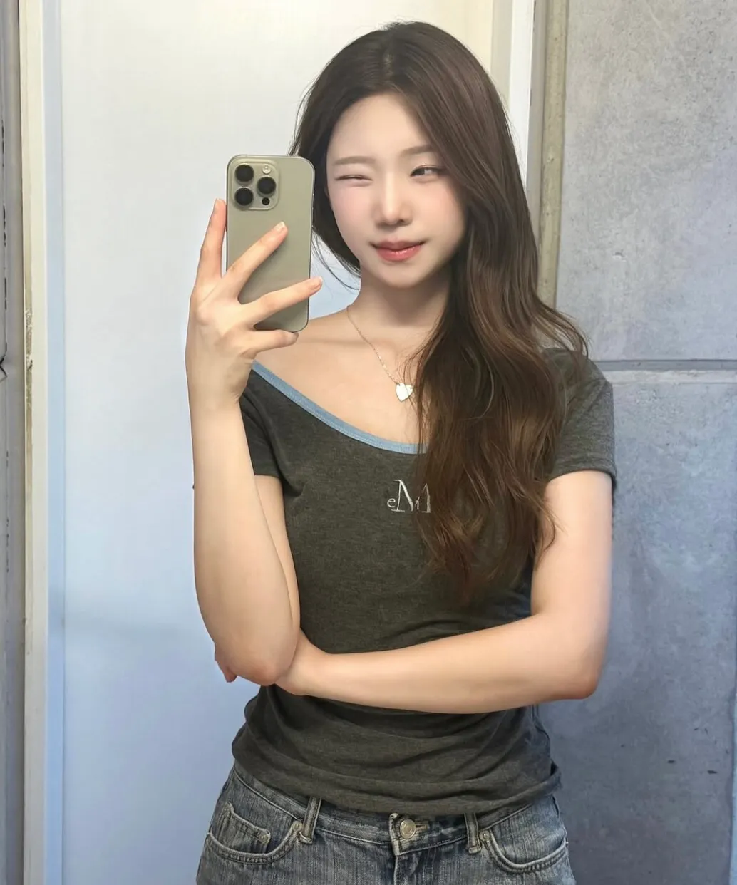 🆕新品上架💖【梨花娘】韓國品牌 Muscent Viola露肩不對稱撞色抓皺彈力短T(2色)