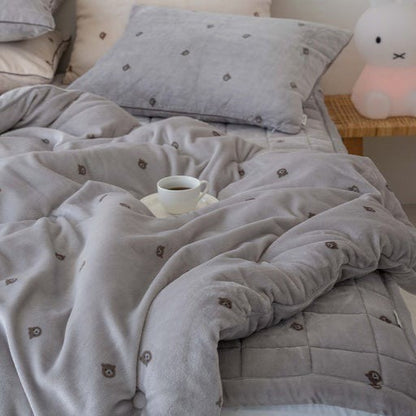 🆕新品上架【梨花娘】💖正韓熱賣🏆特殊特殊超細纖維棉柔軟保暖輕盈熊熊刺繡冬被(3色)🐻💖韓國連線