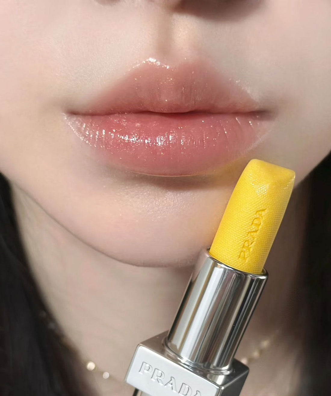 💜新品上架【梨花娘】💖PRADA U002保濕長效自然吸金香蕉黃潤色護唇膏1.3g 單入體驗版💖1+1買一送一