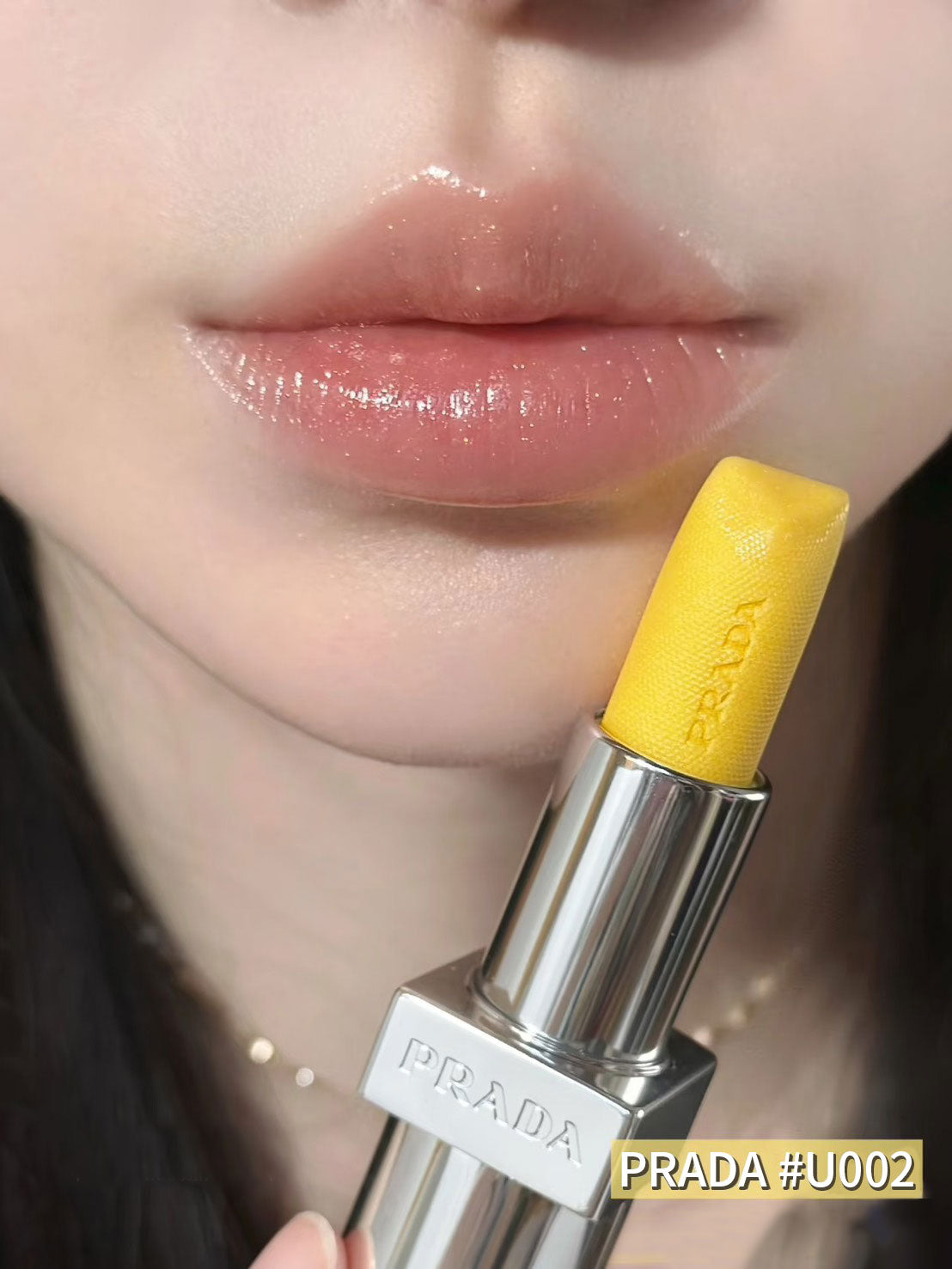 💜新品上架【梨花娘】💖PRADA U002保濕長效自然吸金香蕉黃潤色護唇膏1.3g 單入體驗版💖約1月中到貨限量40支
