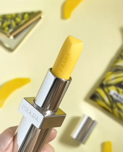 💜新品上架【梨花娘】💖PRADA U002保濕長效自然吸金香蕉黃潤色護唇膏1.3g 單入體驗版💖約1月中到貨限量40支