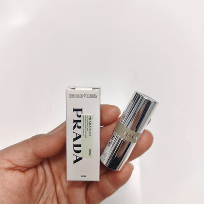 💜新品上架【梨花娘】💖PRADA U002保濕長效自然吸金香蕉黃潤色護唇膏1.3g 單入體驗版💖約1月中到貨限量40支